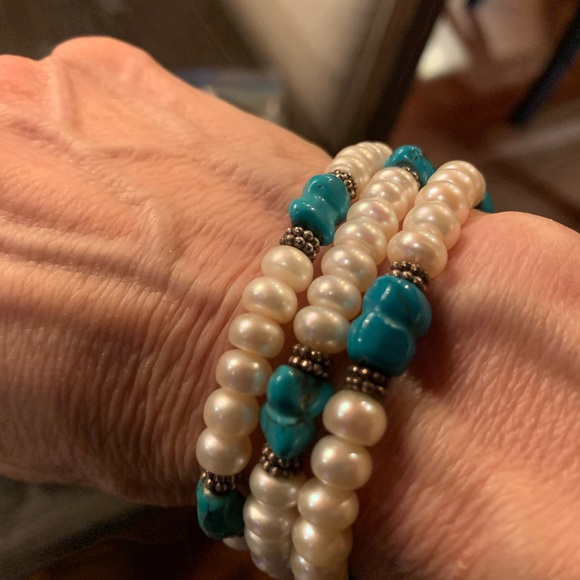 Three Turquoise, pearl and silver stretch bracelets. - Picture 2 of 2